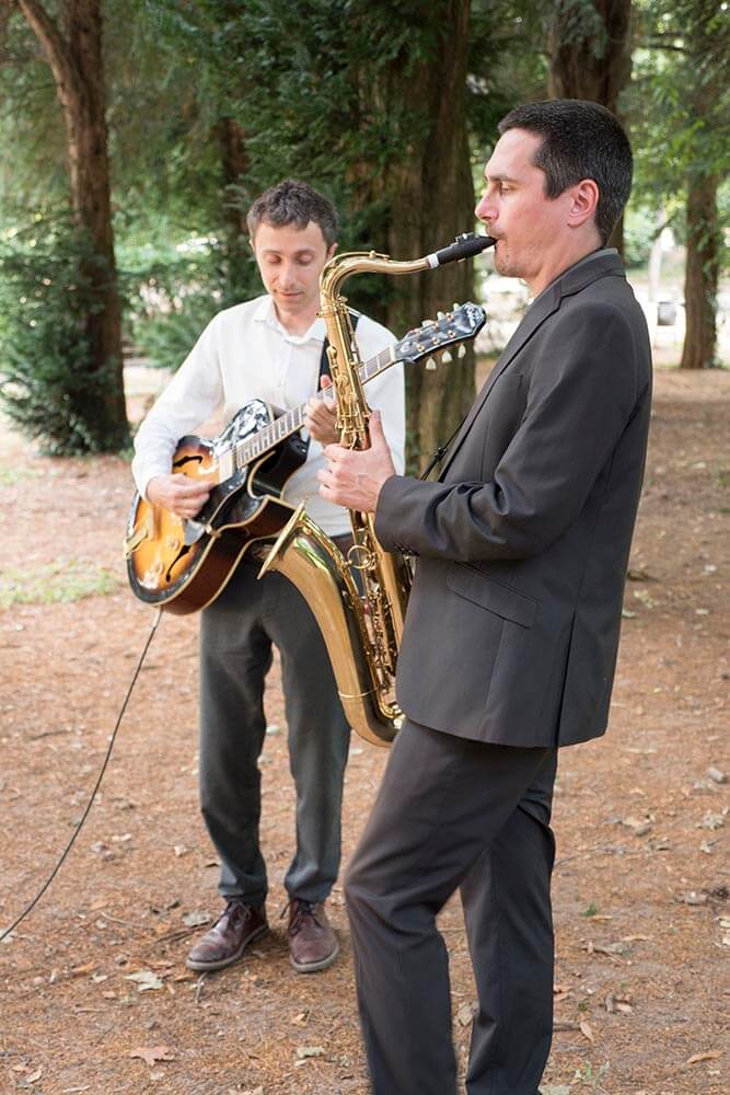 Duo de jazz guitare et saxophone en animation d'un vin d'honneur de mariage